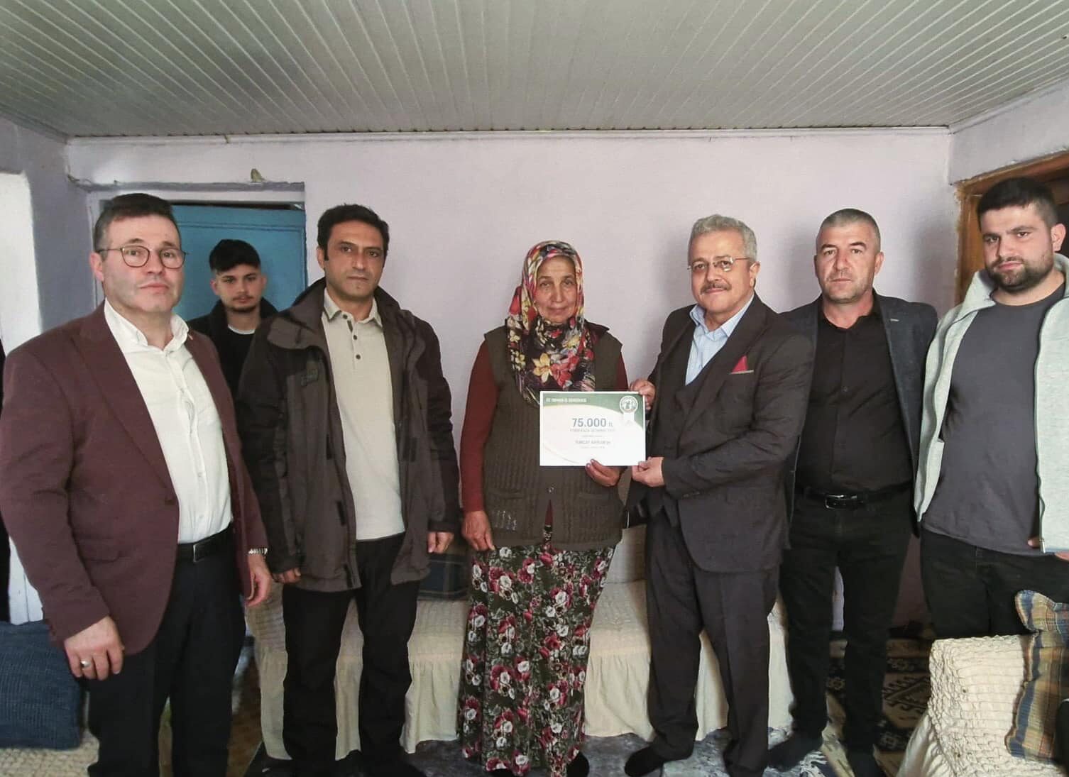 BÖLGE BAŞKANIMIZ İSMET YILMAZ HAYATINI KAYBEDEN ÜYEMİZİN AİLESİNE TAZİYE ZİYARETİNDE BULUNDU.