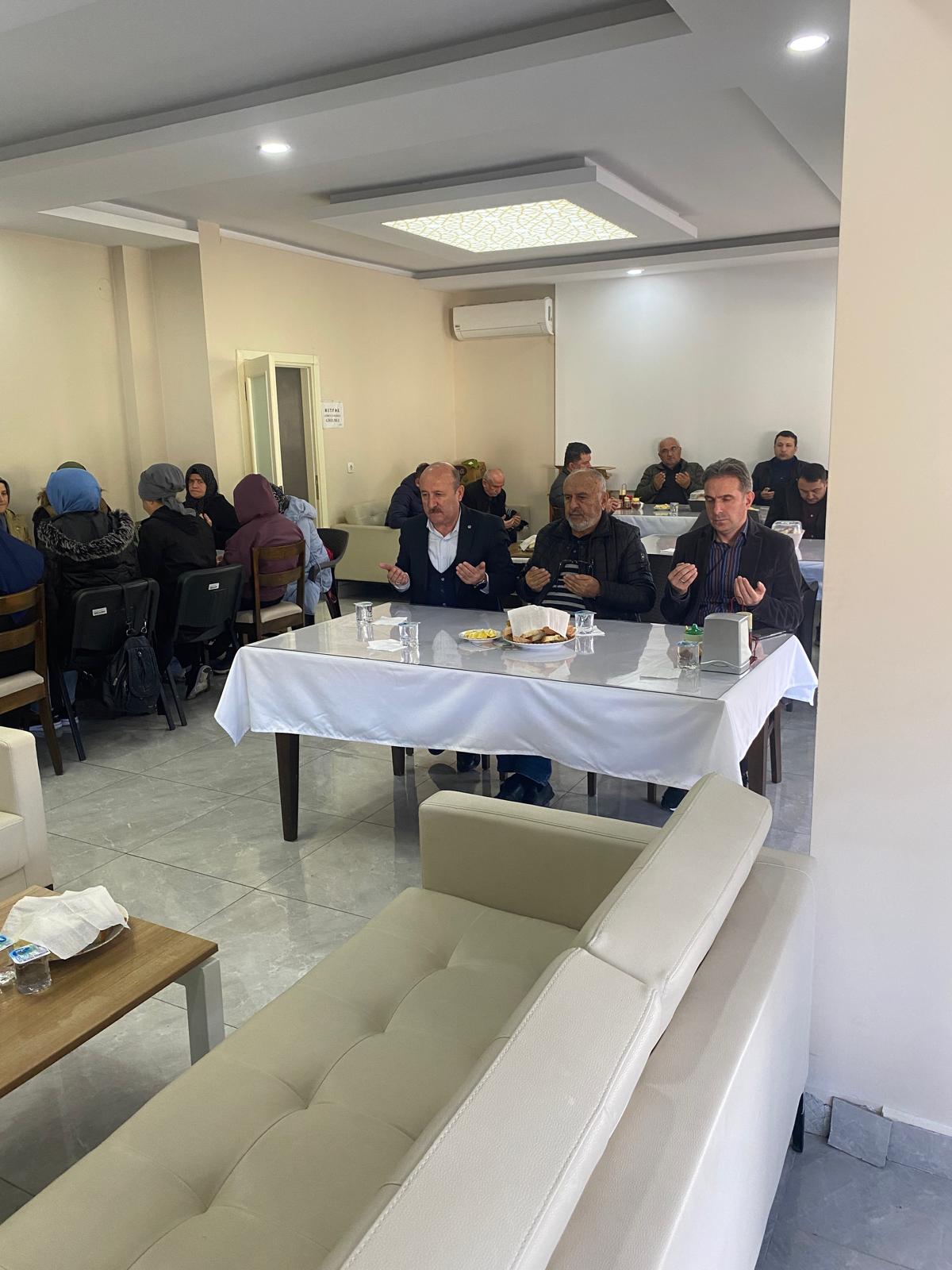 Öz Orman İş Zonguldak Bölge Başkanımız Levent Işıktaş Genç yaşta kaybettiğimiz Satılmış Özmekik kardeşimiz adına mesai arkadaşları tarafından okutulan Kur’an-ı Kerim Tilavetine katıldı.